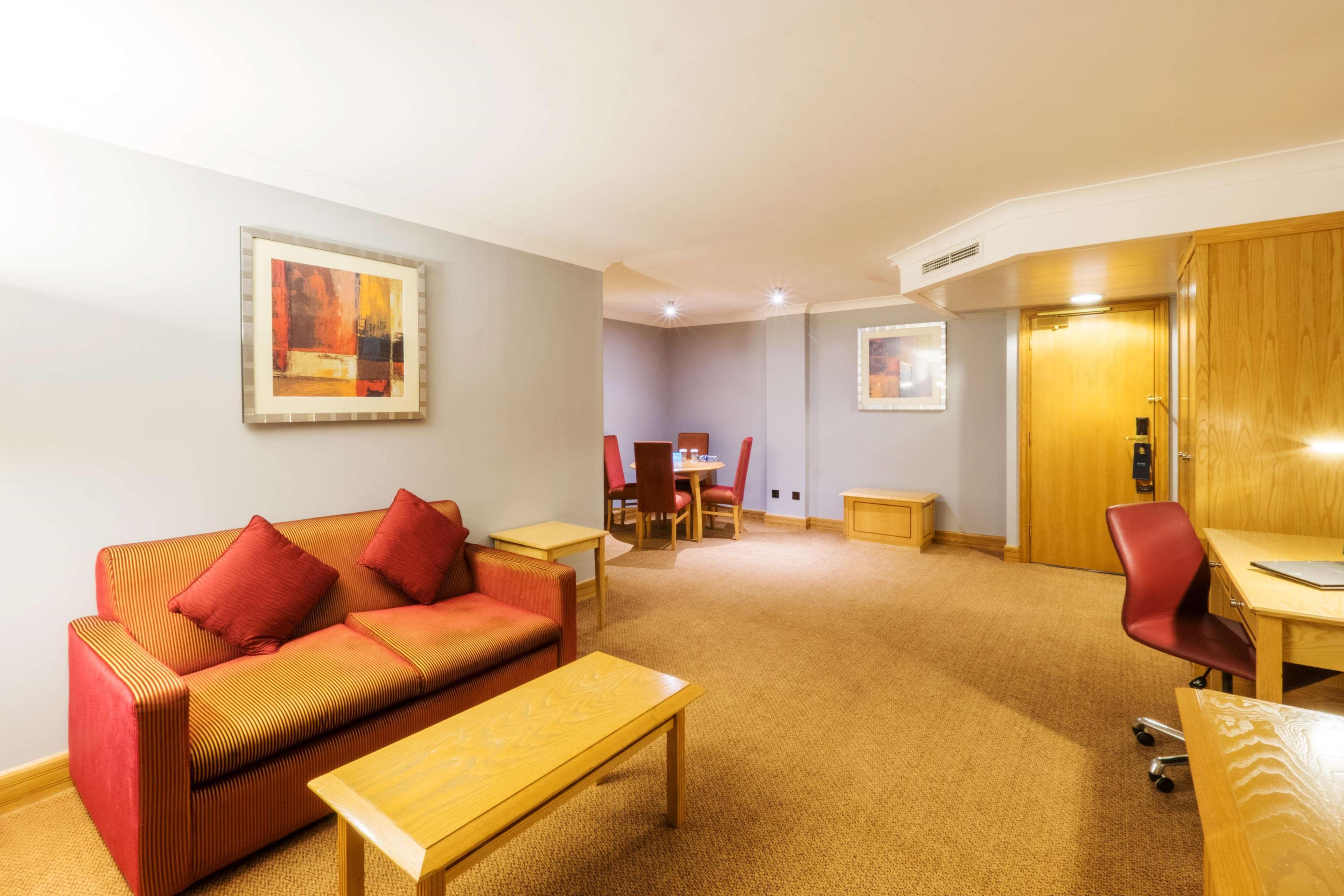 Doubletree By Hilton Swindon Hotel Exterior photo