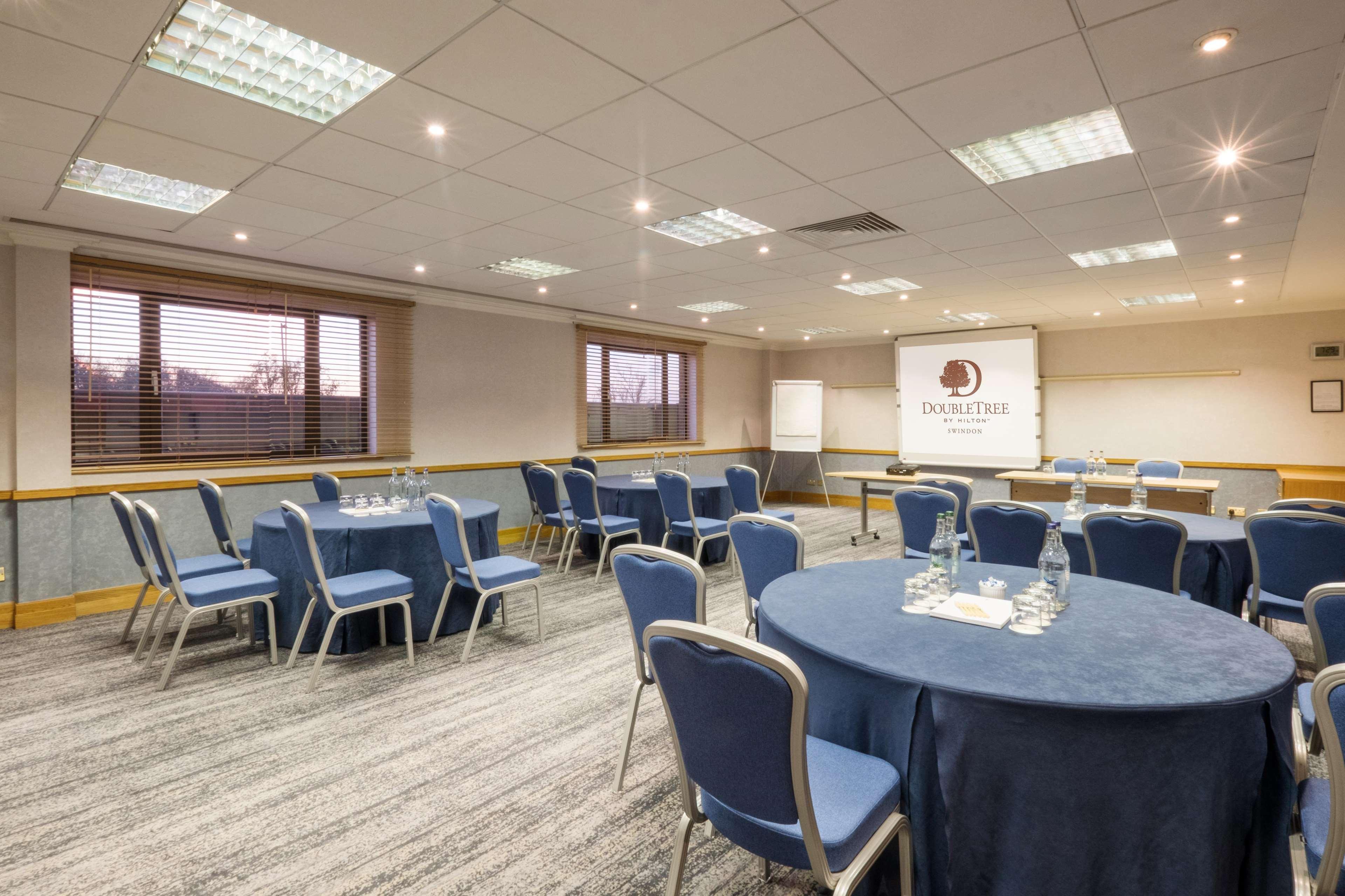 Doubletree By Hilton Swindon Hotel Exterior photo