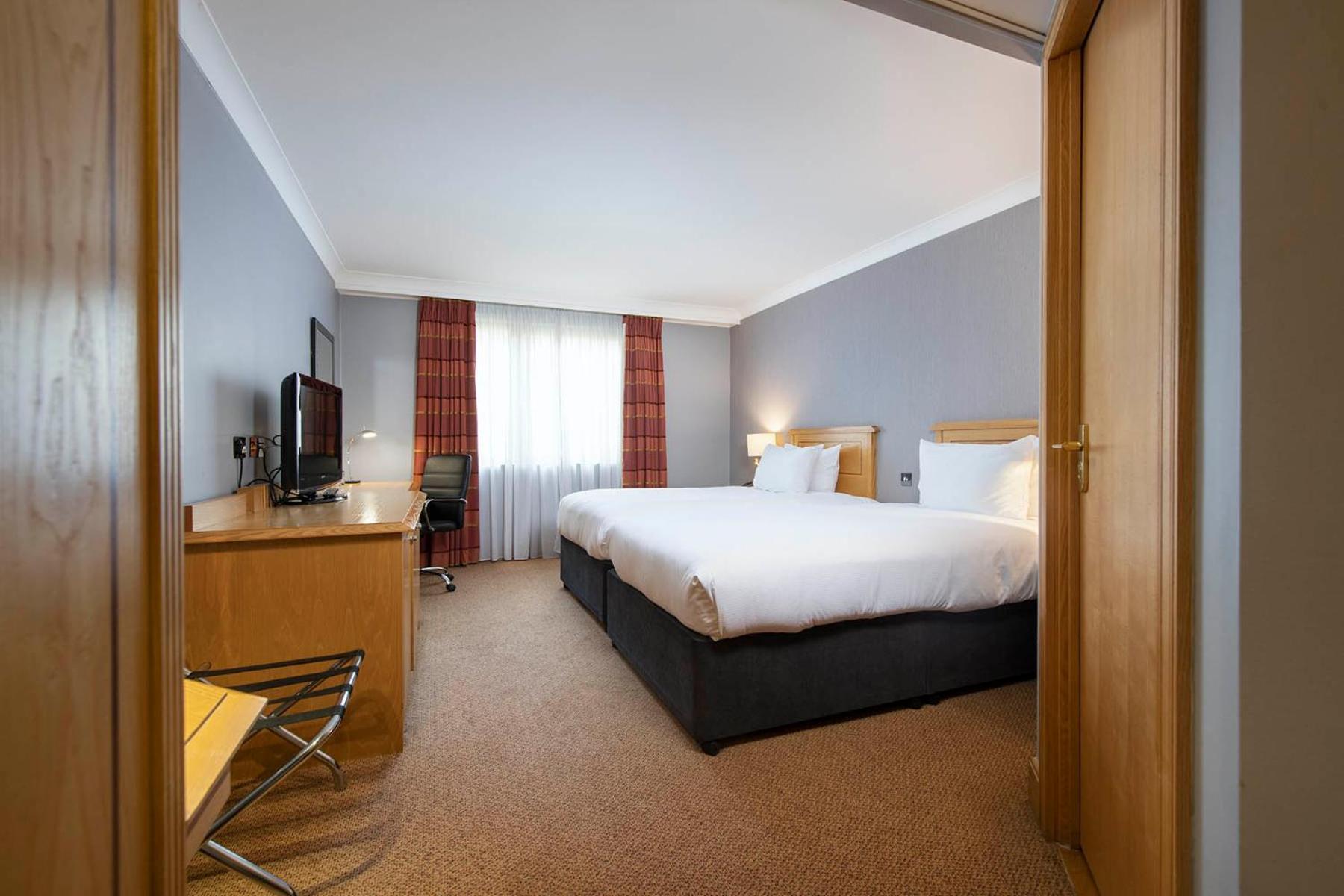 Doubletree By Hilton Swindon Hotel Exterior photo