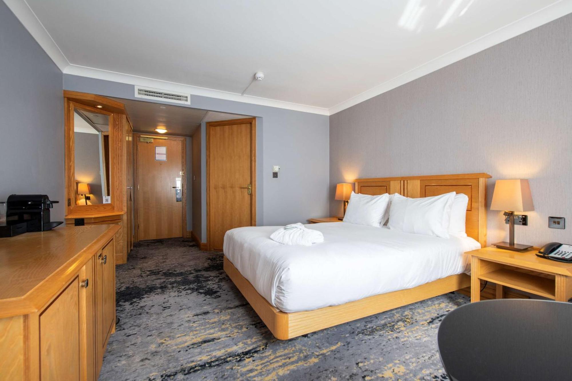 Doubletree By Hilton Swindon Hotel Exterior photo
