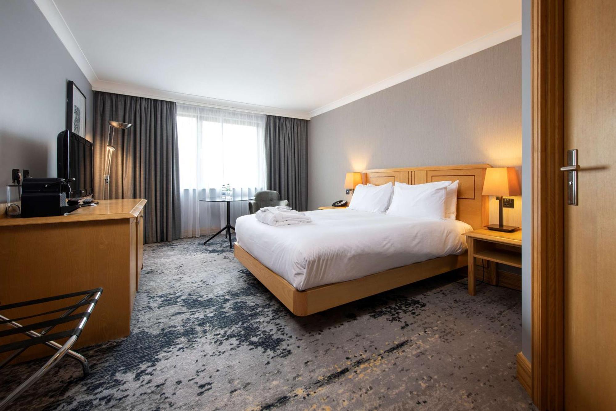 Doubletree By Hilton Swindon Hotel Exterior photo